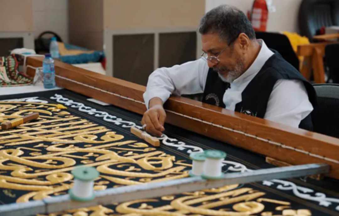 عامل في مصنع كسوة الكعبة: لم أغب يوما خلال 39 عاما.