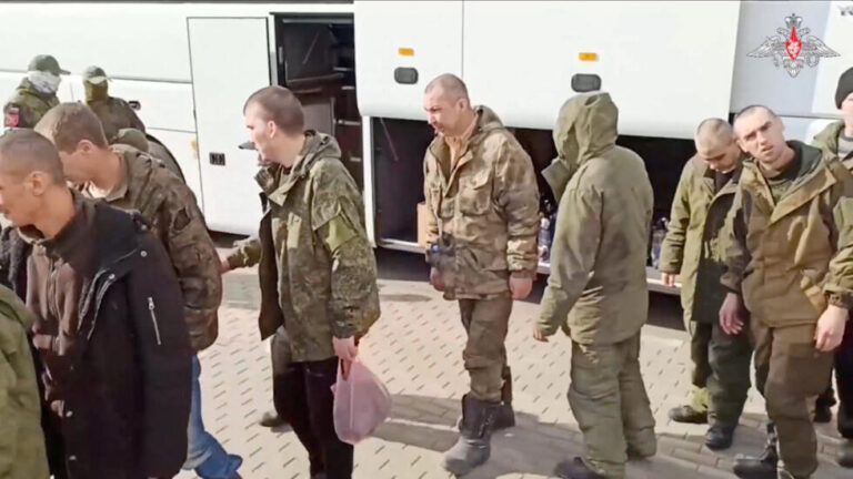 روسيا تستعيد عشرات الأسرى من أوكرانيا