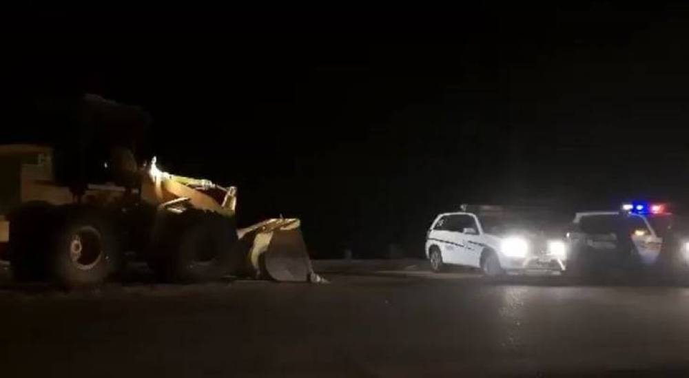 وزارة الأشغال تتعامل مع مخلفات ناتجة عن حوادث سير في العقبة