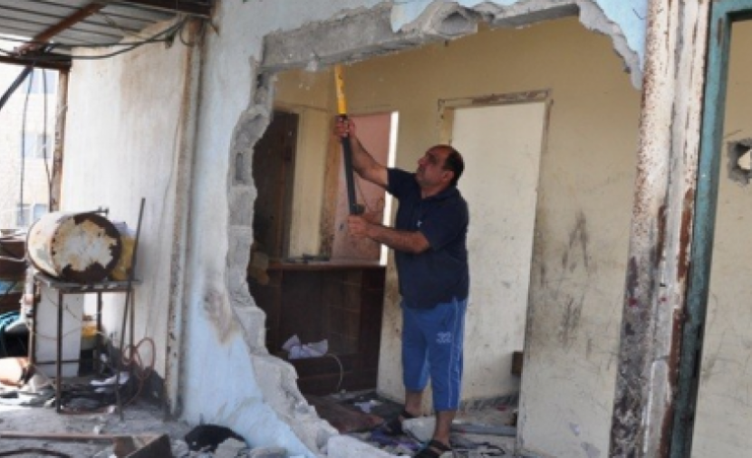 الاحتلال يجبر مواطنا على هدم محلين تجاريين ذاتيا شمال القدس