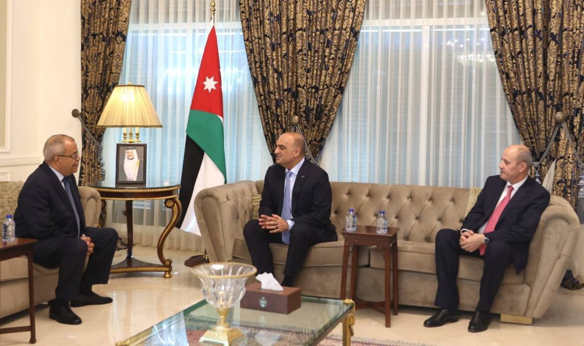 الخصاونة يلتقي وزير الصناعة والإنتاج الصيدلاني الجزائري