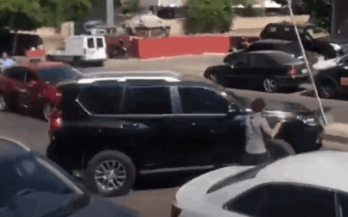 هجوم على وزير التربية اللبناني خلال جولته على مراكز الإمتحانات