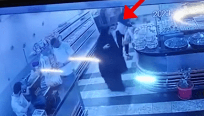نساء يسرقن قالب كيك من مخبز في عمان