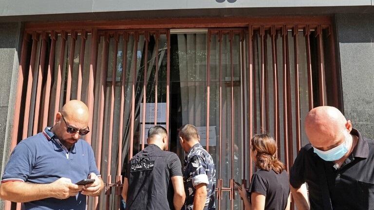 مودع يقتحم بنك مصر ولبنان في بيروت ويحتجز رهينة  فيديو