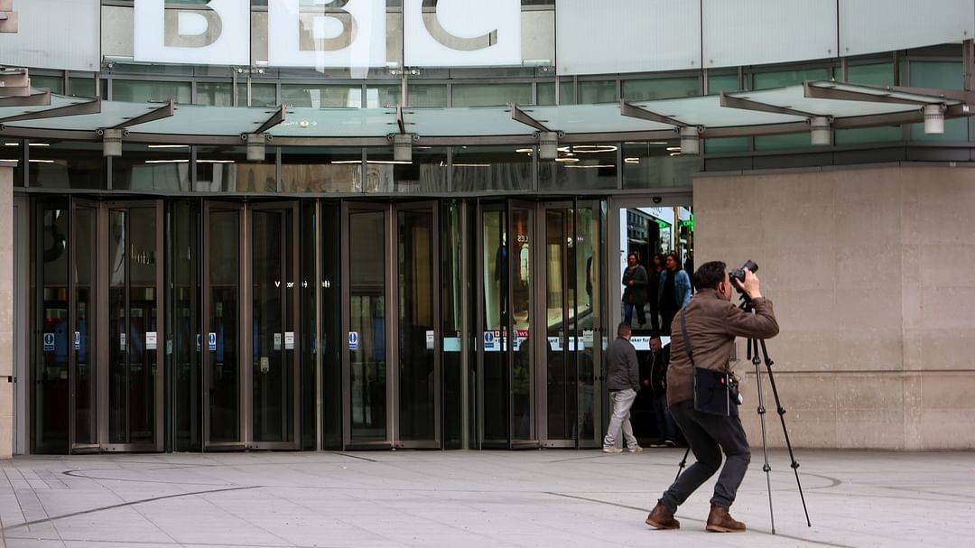 بي بي سي توقف مقدم برامج متهمًا بدفع أموال مقابل صور جنسية