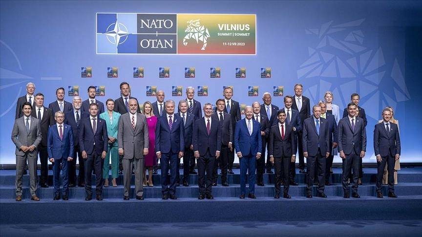 أردوغان يشارك في صورة تذكارية مع زعماء الناتو