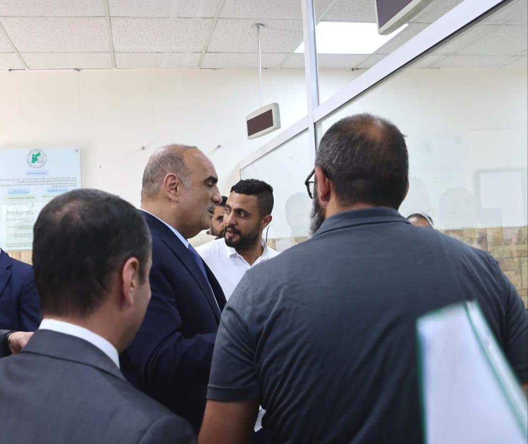 الخصاونة يزور دائرتي الأراضي والدخل