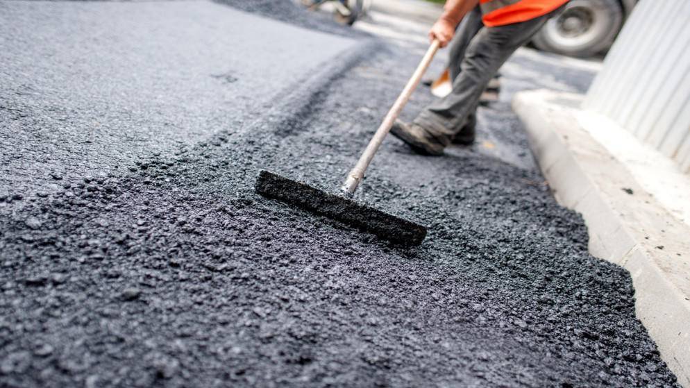 بلدية السرحان توقع اتفاقية لتعبيد الشوارع