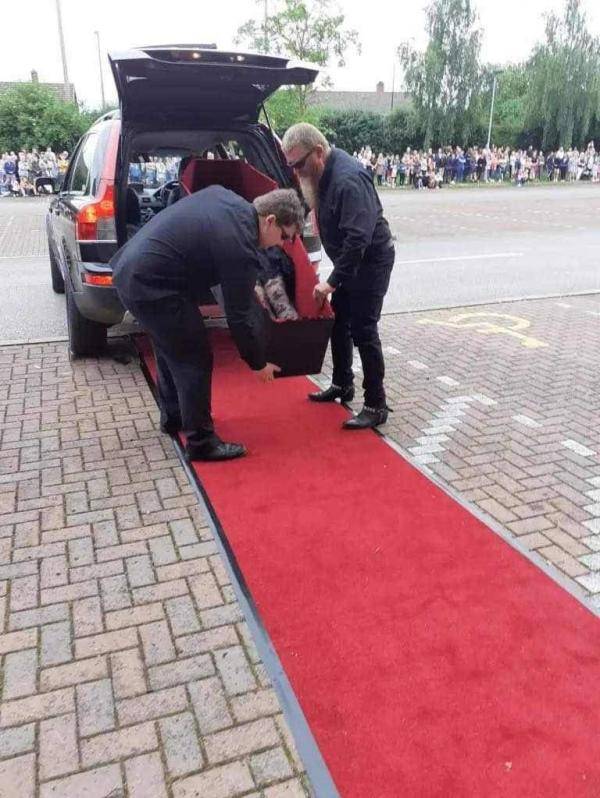 بريطانيا: طالبة تصل إلى حفل تخرجها داخل نعش !