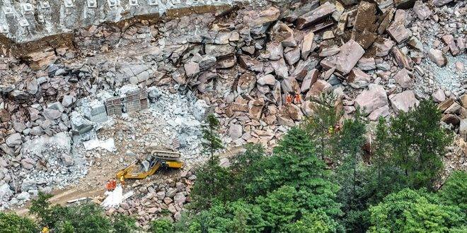 مصرع أربعة أشخاص وفقدان آخرين عقب انهيار أرضي وسط الصين