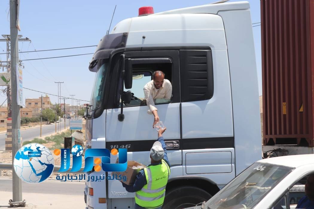 بلدية لواء الموقر توزع مياة الشرب على سالكي الطريق الدولي. ..صور