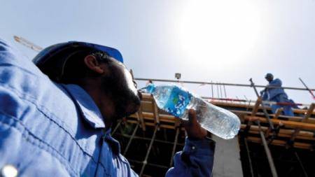 العمل : وفروا الحماية للعاملين تحت أشعة الشمس