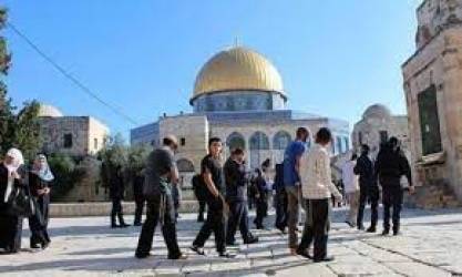 عشرات المستوطنين المتطرفين يقتحمون باحات الأقصى
