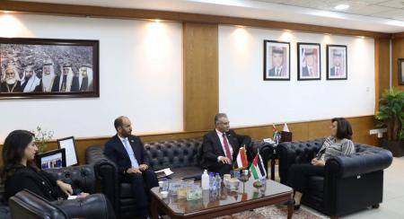 السقاف تطلع السفير اليمني على الميزات الاستثمارية في الأردن