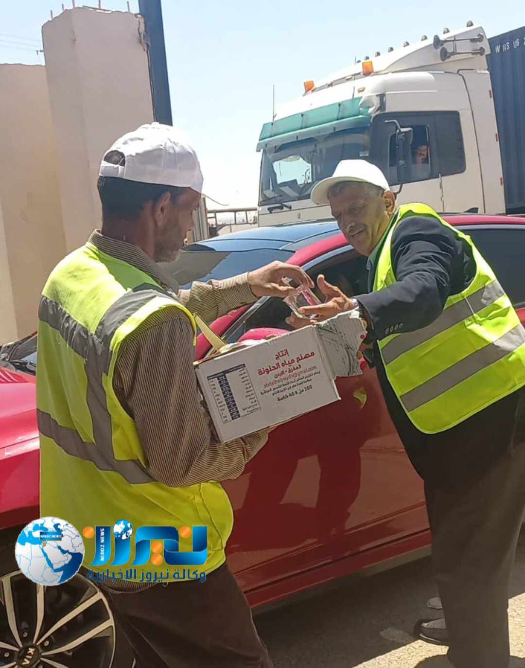 رئيس وكوادر بلدية السرحان  يوزعون مياه الشرب والعصائر ..صور