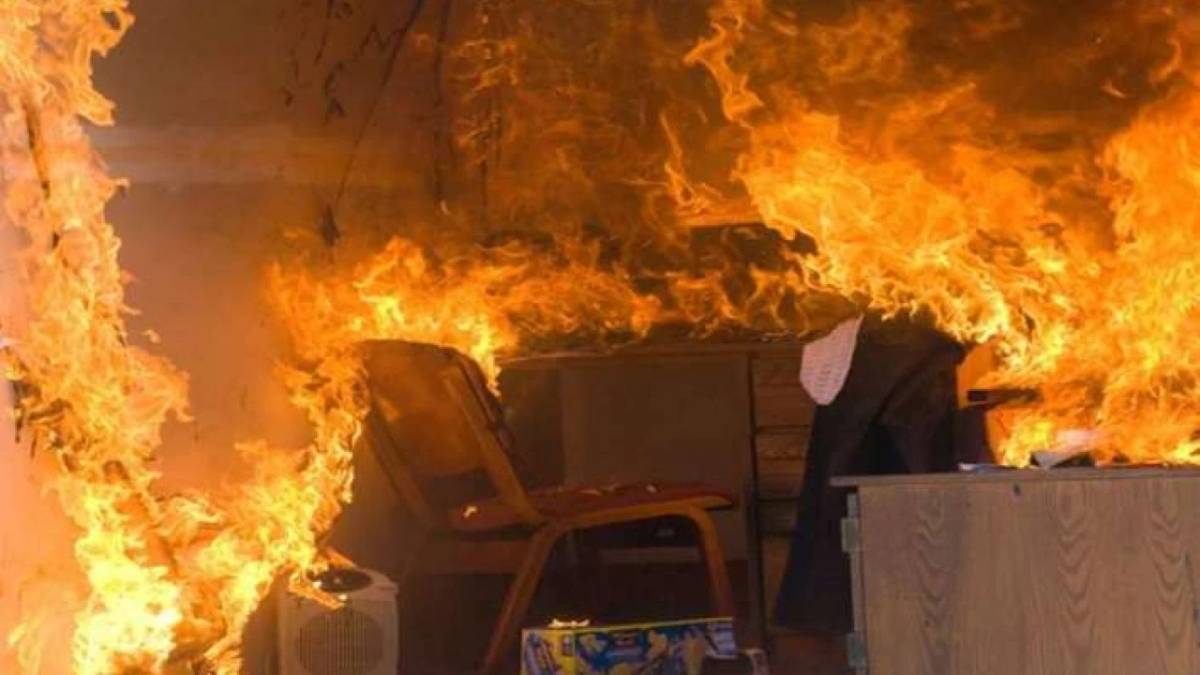 بينهم 6 أطفال .. مقتل 10 أفراد من أسرة واحدة بحريق في باكستان