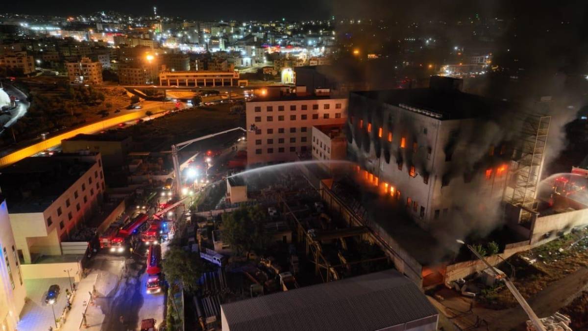 الدفاع المدني يبذل جهوداً كبيرة مكنته من اخماد حريق ضخم أتى على مصنع اسفنج..صور