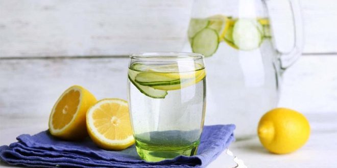 كوب من الماء الساخن مع شرائح الليمون مفيد أم مضر؟
