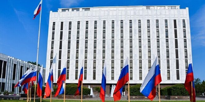 السفارة الروسية بواشنطن: تصريحات الأمريكيين حول الذخائر العنقودية المرسلة لكييف محاولة خرقاء لتبرير استفزازاتهم
