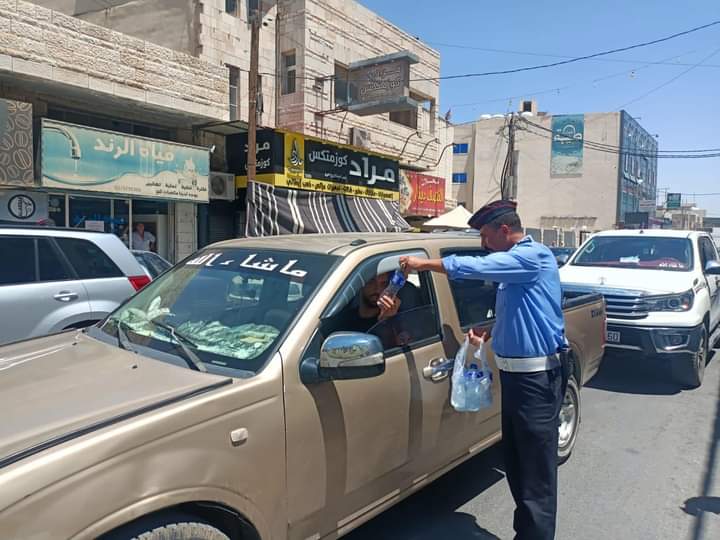 سير المفرق يوزع المياه على السائقين والمواطنين مع ارتفاع درجات الحرارة