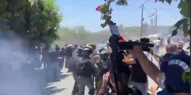 إصابة عشرات الفلسطينيين جراء قمع الاحتلال مظاهرة شمال رام الله