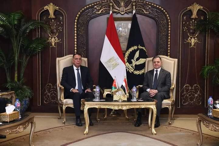 وزير الداخلية يستعرض التعاون مع الأمن المصري