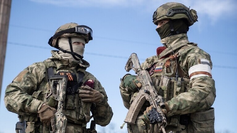 مقاتلون روس يغتنمون حاسوبا لوحيا أوكرانيا مع منظومة تنسيق القتال كرابيفا
