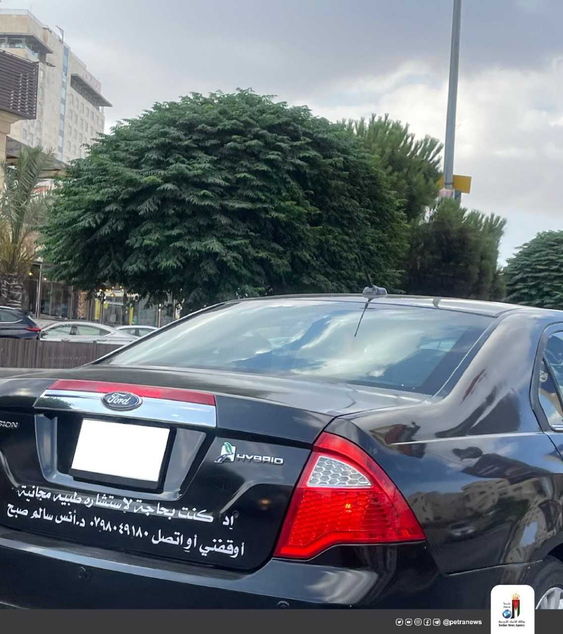طبيب يقدم استشارات مجانية لقاصديه أملا في الأجر والثواب