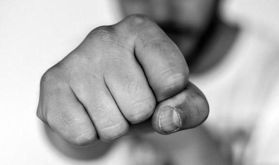 إعتداء على مقاول وعمال في إربد.. والمحافظ يتدخل