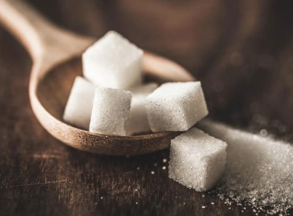 ما هي كمية السكر المسموح بتناولها يومياً؟