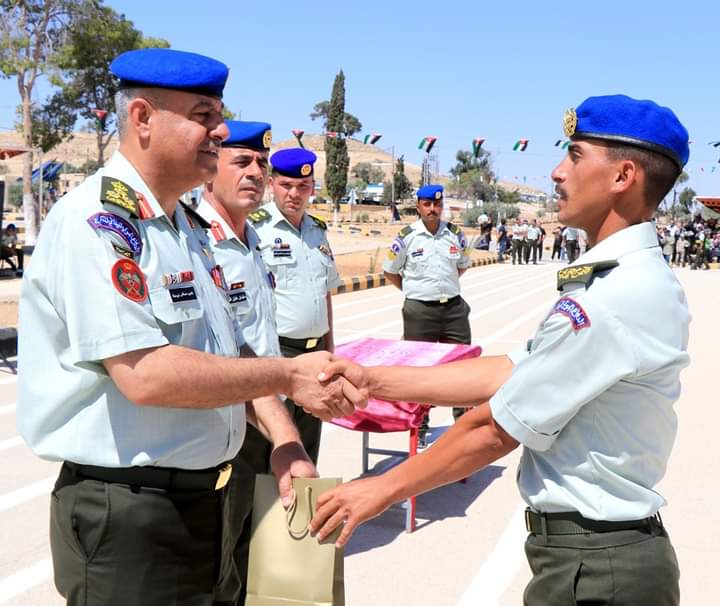 العميد الركن خلدون بني عطا يرعى تخربج دورة مستجدين في مدرسة الدفاع الجوي الملكي(صور)