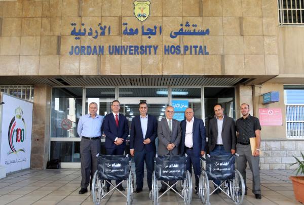 نقابة المهندسين تُسلّم 50 كرسياً متحركاً لمستشفى الجامعة الأردنية