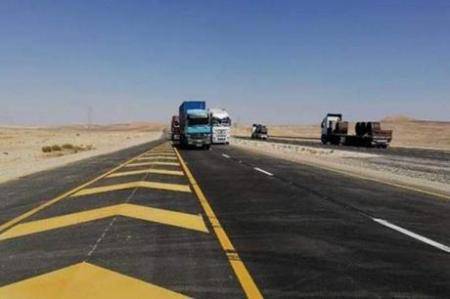 اصابة بتصادم شاحنة وصهريج بترول على طريق الرويشد