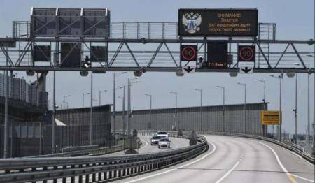 حالة طارئة توقف حركة المرور على جسر القرم