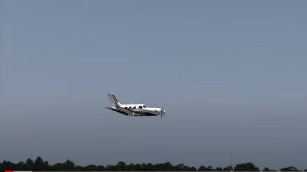 مسافرة تهبط بطائرة اضطرارياً بعد تعرض الطيار لحالة طارئة!