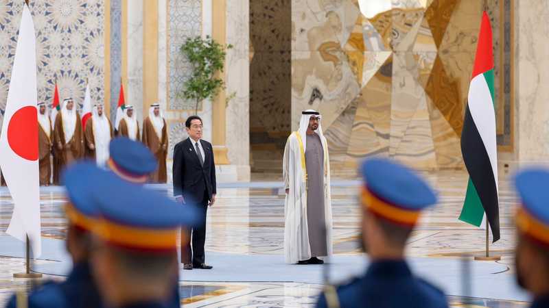 رئيس وزراء اليابان يناقش في الإمارات التقنيات الخضراء