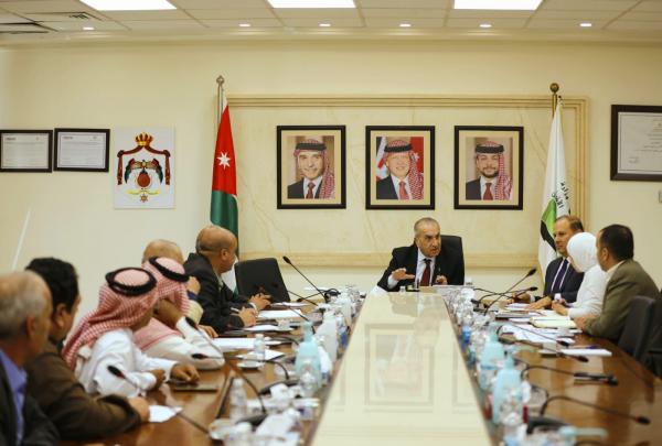 أبو السمن يوعز بطرح عطاء انارة الطريق الصحراوي في الحسا