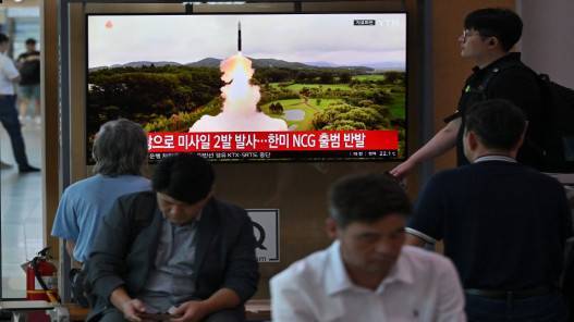 كوريا الشمالية تطلق صاروخين بالستيين سقطا في البحر