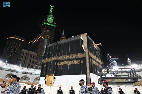 استبدال كسوة الكعبة المشرفة تزامنا مع رأس السنة الهجرية