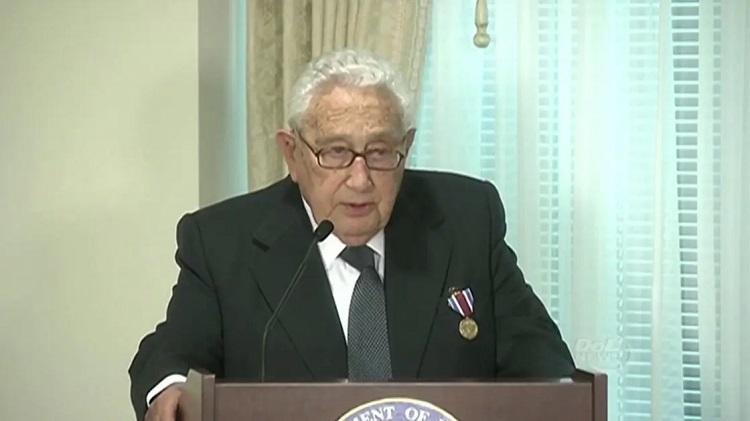 كيسنجر يقوم بزيارة مفاجئة إلى الصين