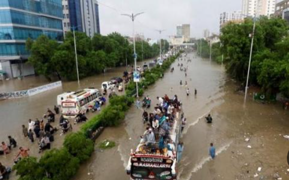 مصرع 25 شخصاً جراء الأمطار الغزيرة في باكستان