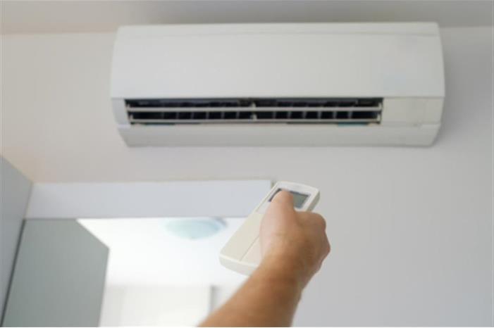 ما درجة الحرارة المثلى لضبط مكيف الهواء في منزلك؟
