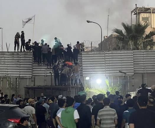 القضاء العراقي يوقف 20 متهما بحرق السفارة السويدية