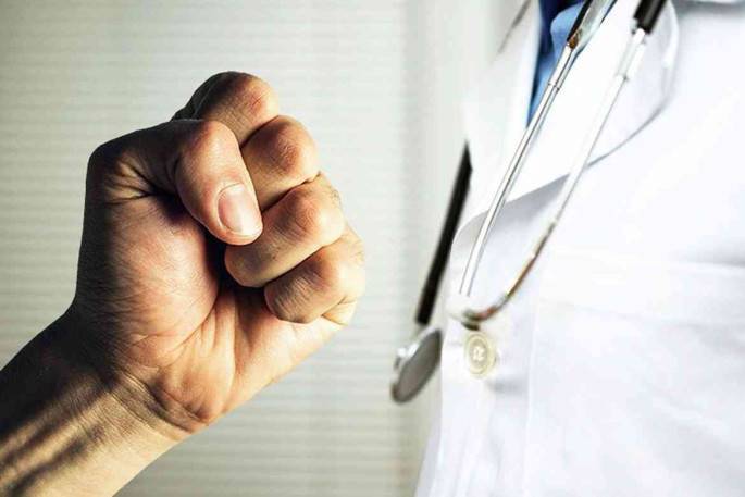 اعتداء على طبيب داخل عيادته في عمان ونقله إلى العناية المركزة
