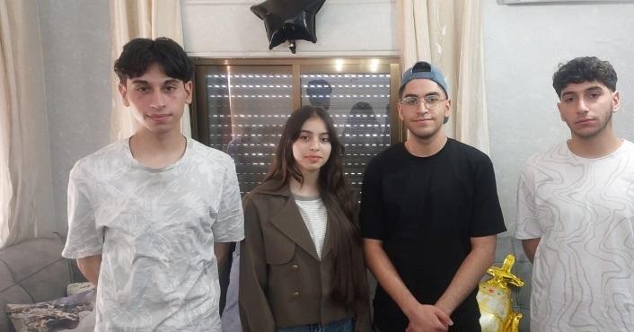 فلسطين.. 4 توائم يتفوقون بمعدلات عالية بالتوجيهي