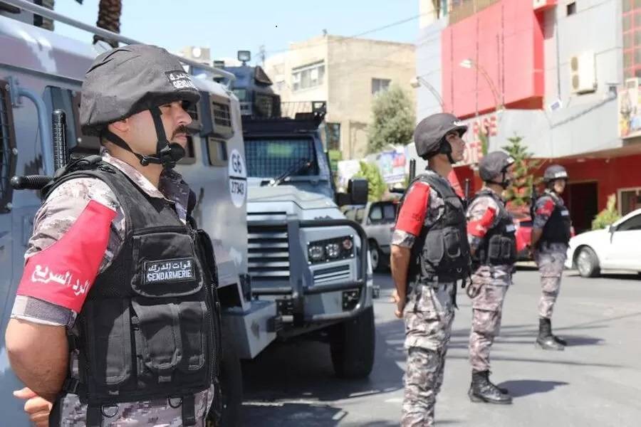 رجال الامن يتسلمون واجب التغطية الامنية لمباراة الوحدات والفيصلي