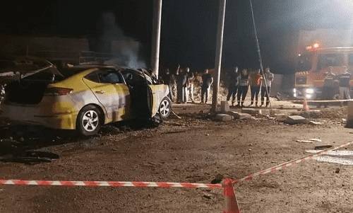 4 إصابات باشتعال مركبة بعد ارتطامها بعمود كهرباء بإربد
