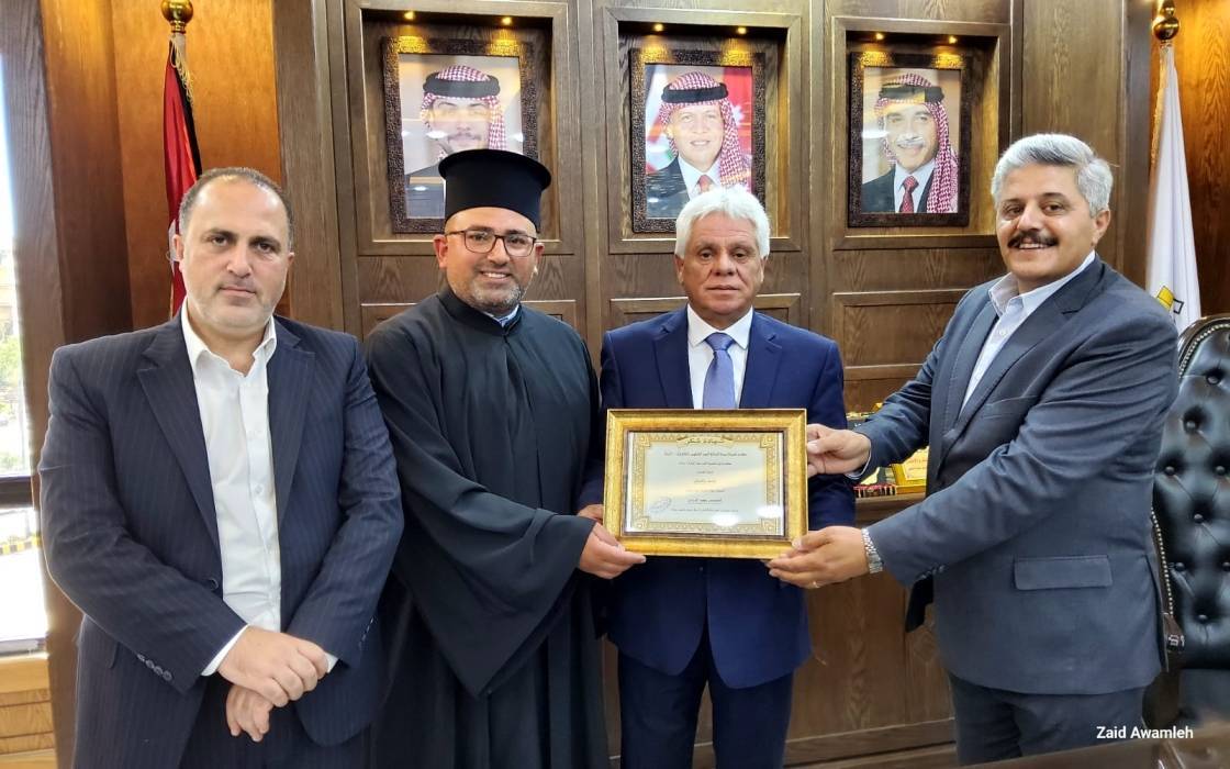 ممثل كنيسة الروم الكاثوليك في البلقاء يكرم رئيس بلدية السلط الكبرى...صور