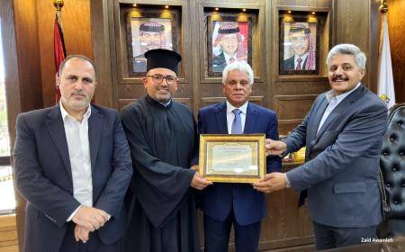 ممثل كنيسة الروم الكاثوليك يكرم رئيس بلدية السلط