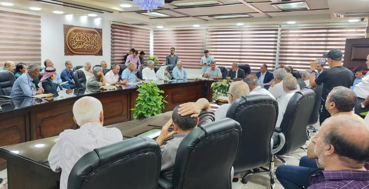 الكوفحي يلتقي بمتقاعدي  بلدية اربد بعد الوقفة الاحتجاجية